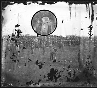 Illustration for article titled 33 People Hiding in This Iconic Photo of Gettysburg Who Aren't Lincoln